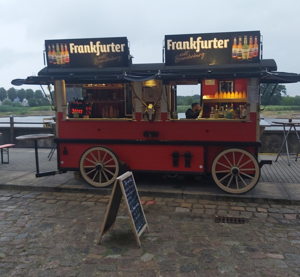 Rustikaler Bierwagen beim Stadtfest Bunter Hering 2025