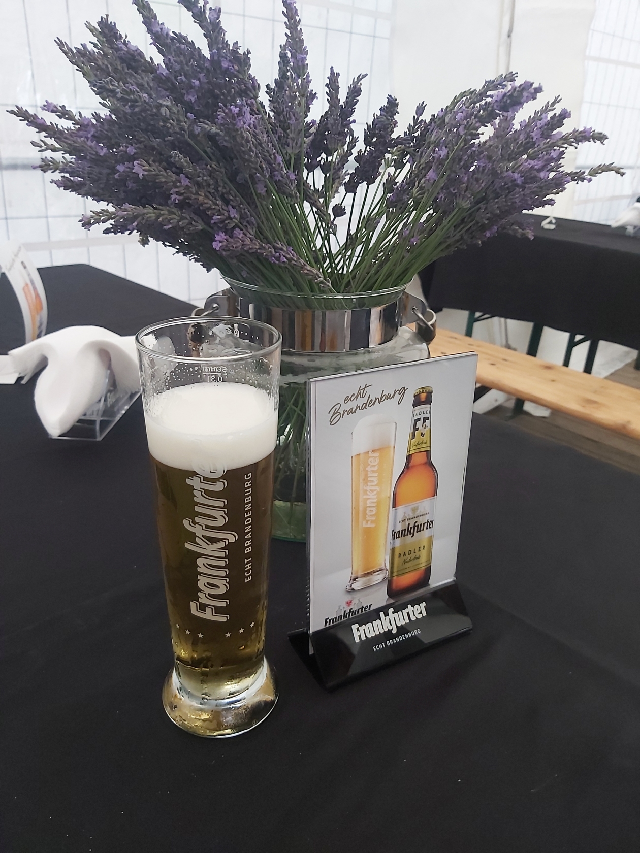 Tischschmuck im Festzelt beim Stadtfest Bunter Hering 2025 Tischschmuck Bunter Hering 2025